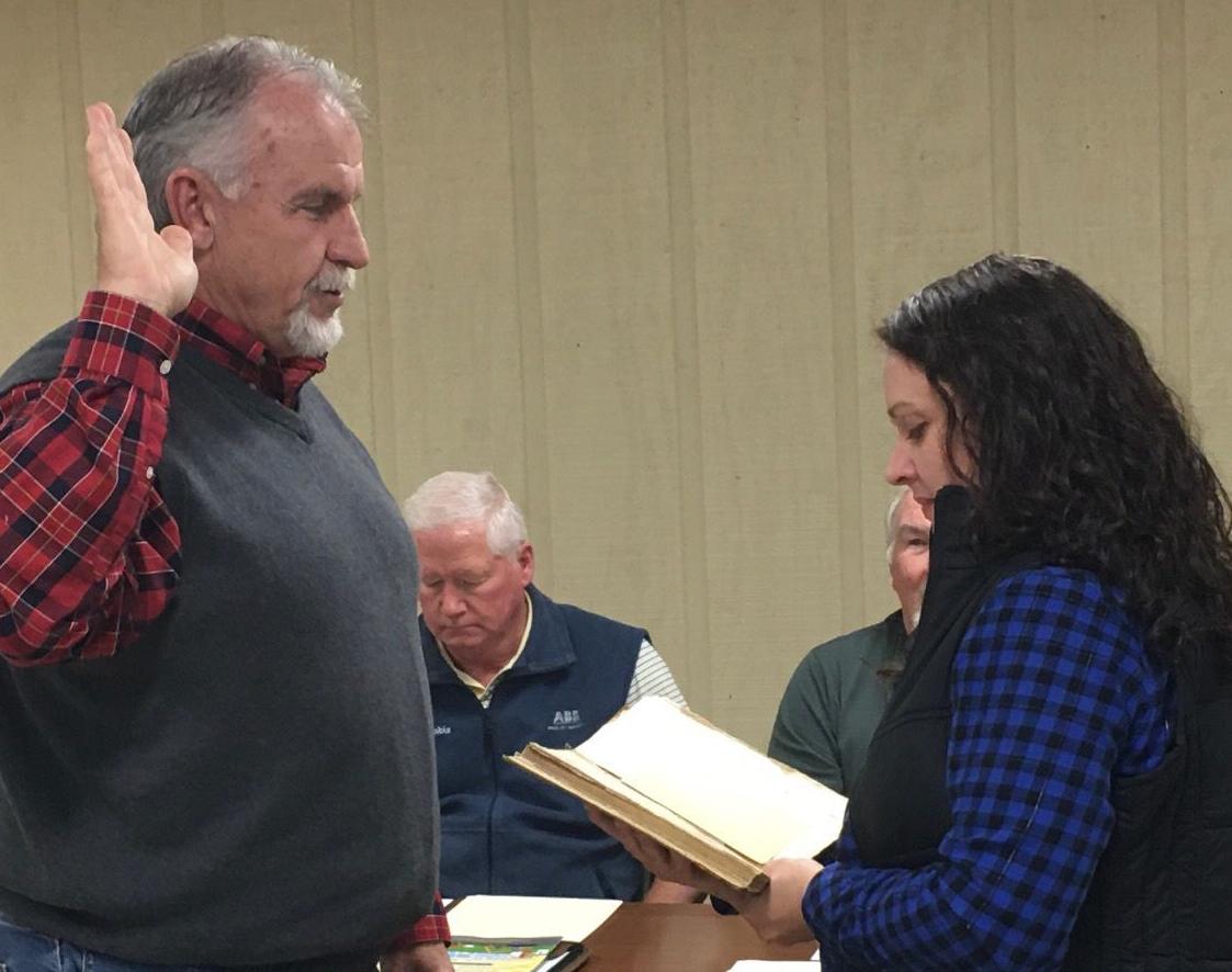 NEW GILLSVILLE MAYOR TAKES OATH